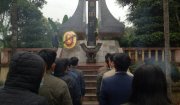 Các đồng chí lãnh đạo xã dâng hương tại Tượng đài liệt sỹ