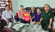 Đồng chí Lê Ngọc Hoa, Phó Chủ tịch UBND huyện thăm, tặng quà thanh niên xung phong và chiến sĩ Điện Biên.