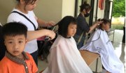 Cắt tóc miễn phí cho các em học sinh Trường Tiểu học Phượng Nghi