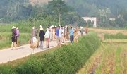 Hội viên Nông dân phối hợp các thôn trên địa bàn xã Phượng Nghi tổ chức buổi ra quân tổng dọn vệ sinh môi trường