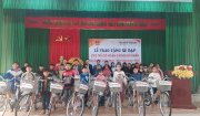 Trao xe đạp cho các em có hoàn cảnh khó khăn tại xã Phượng Nghi