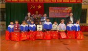 “Tết nhân ái” cho học sinh có hoàn cảnh khó khăn ở trường Tiểu học Phượng Nghi.